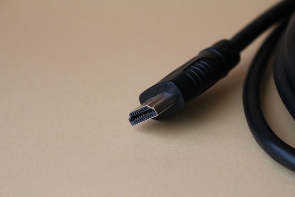 Schwarzes HDMI-Kabel, auf dem Boden liegend